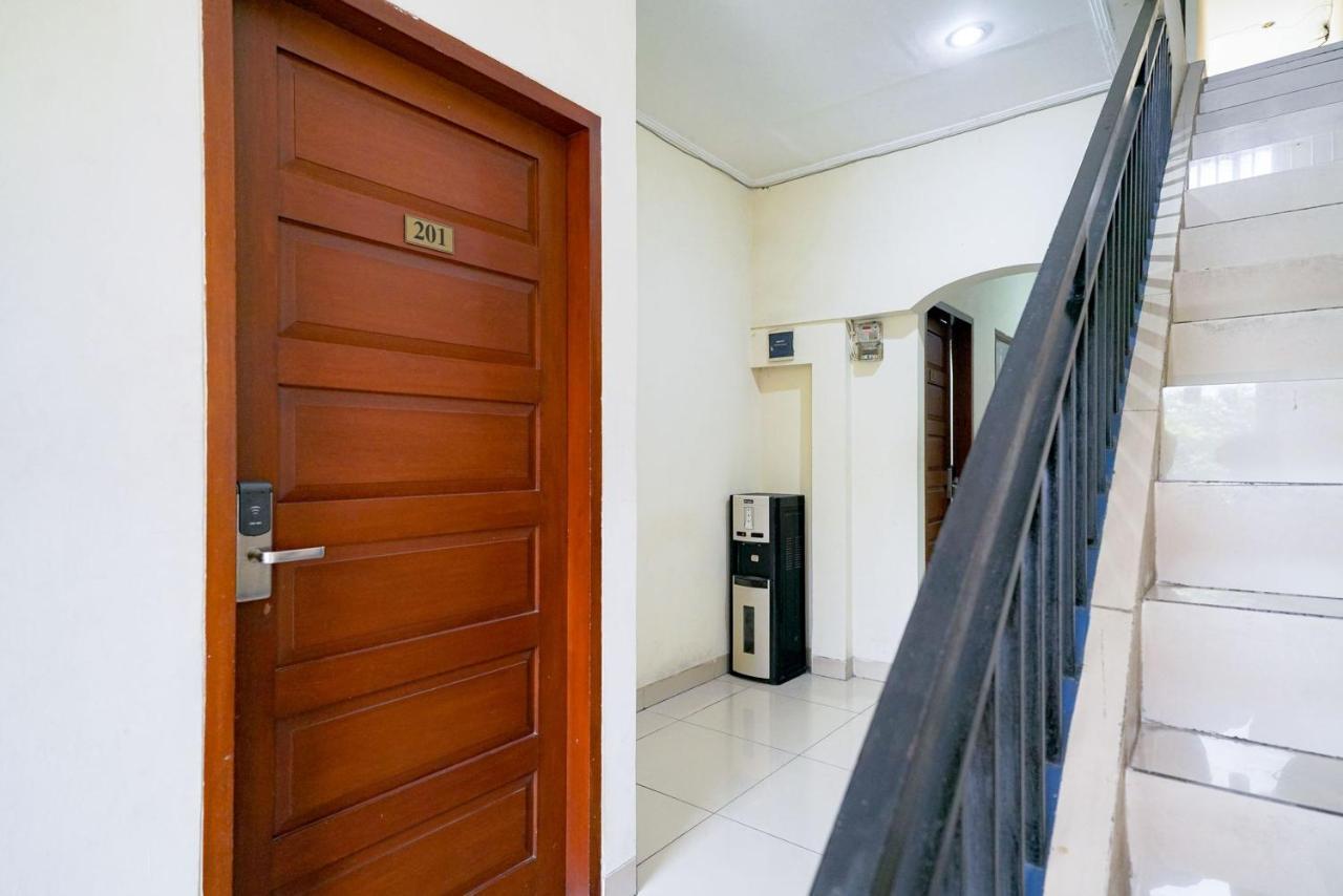 Отель Reddoorz At Buah Batu 5 Бандунг Экстерьер фото