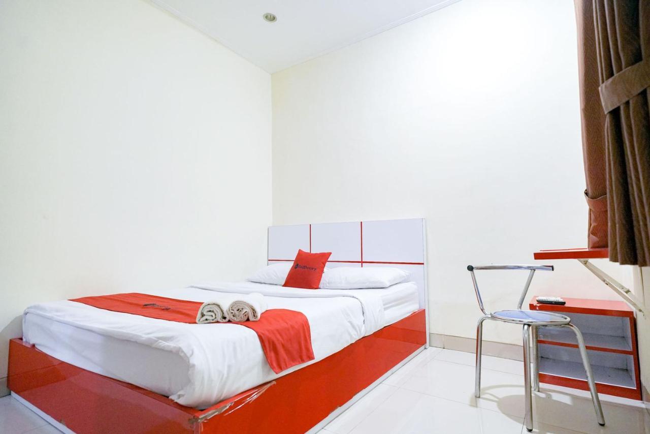 Отель Reddoorz At Buah Batu 5 Бандунг Экстерьер фото